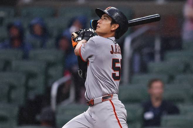 Jun 16, 2026; Atlanta, Georgia, USA; San Francisco Giants right fielder Jung Hoo Lee (51) drives in a run on a sacrifice fly against the Atlanta Braves in the first inning at Truist Park. Mandatory Credit: Brett Davis-Imagn Images        <저작권자(c) 연합뉴스, 무단 전재-재배포, AI 학습 및 활용 금지>