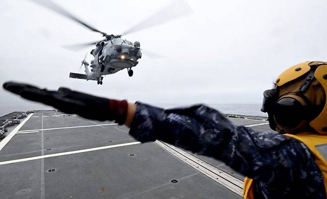 18일 남해상에서 진행된 함대종합전투훈련에 참가한 MH-60R 해상작전헬기가 구축함 충무공이순신함(DDH-Ⅱ.4400t급) 비행갑판에서 헬기 이ㆍ착함훈련을 하고 있다. 사진=해군
