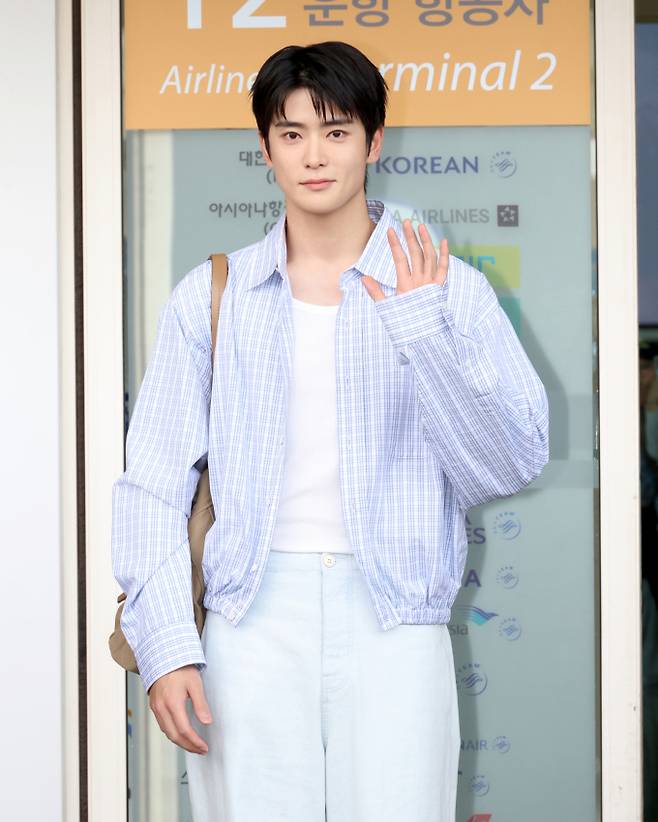 NCT 재현, 전역 후 더 빛난 비주얼…프라다 공항패션 ‘시선 강탈’ (자료: &nbsp;프라다)