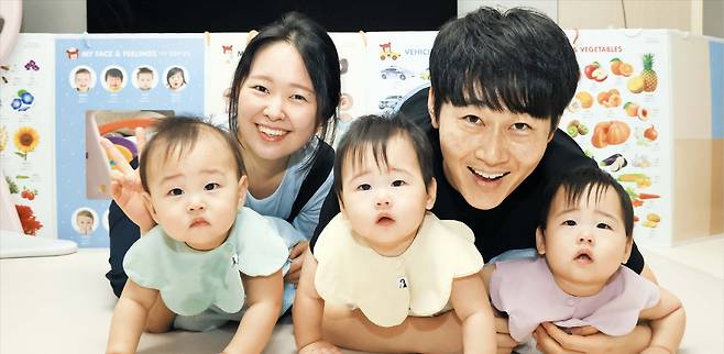 지난 15일 경기 화성의 한 아파트에서 만난 김은지(왼쪽)·김기웅씨가 세 쌍둥이를 품에 안고 활짝 웃고 있다. 왼쪽부터 서휘·서연·서아. 서연이와 서아는 일란성 쌍둥이 자매, 서휘는 이란성 쌍둥이 아들이다. /고운호 기자