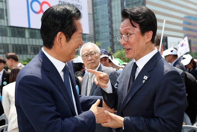 김민석 국무총리와 정청래 더불어민주당 대표가 지난 10일 오전 서울 종로구 광화문광장에서 열린 제100주년 6·10 만세운동 기념식을 마치고 인사를 하고 있다./뉴스1