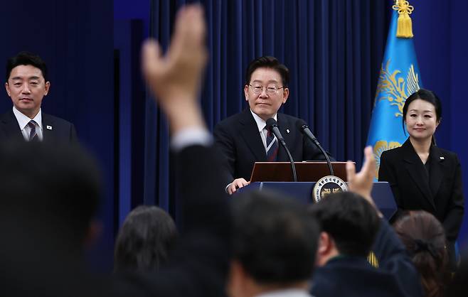 이재명 대통령이 19일 청와대 춘추관에서 G7 참석·유럽 순방 결과 브리핑을 마친 뒤 취재진의 질문을 받고 있다. 연합뉴스