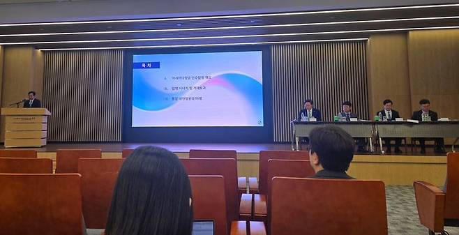 대한항공이 19일 서울 여의도 한국투자증권 본사에서 아시아나항공 합병 관련 주주간담회를 열고 합병 추진 현황과 기대 효과를 설명하고 있다. ⓒ데일리안 정진주 기자