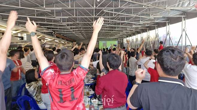 19일 오전 서울 중구 을지로의 한 매장에서 시민들이 모여 대한민국 국가대표팀을 응원하는 모습. ⓒ데일리안 김찬주 기자