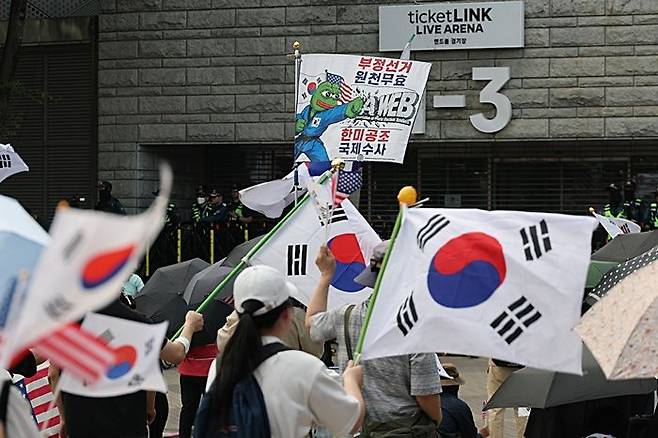 6·3 지방선거 투표용지 부족 사태로 인한 '개표소 봉쇄 시위'가 계속되고 있는 지난 18일 서울 송파구 올림픽공원 핸드볼경기장 출입문 앞에서 참가자들이 구호를 외치고 있는 모습. ⓒ연합뉴스