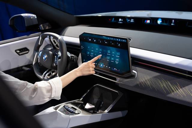 BMW코리아 직원이 ‘더 뉴 iX3’의 중앙 디스플레이를 통해 ‘BMW 파노라믹 비전’을 조작하고 있다. BMW코리아 제공
