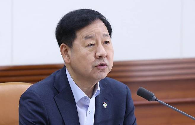 구윤철 경제부총리 겸 재정경제부 장관이 19일 정부서울청사에서 비상경제본부 회의 겸 경제관계장관회의 및 대외경제관계장관회의를 주재하고 있다. 뉴시스