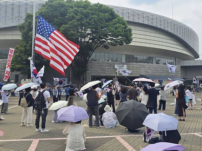 6·3 지방선거 투표용지 부족 사태로 인한 '개표소 봉쇄 시위'가 계속되고 있는 19일 서울 송파구 올림픽공원 핸드볼경기장 출입문 앞에서 참가자들이 구호를 외치고 있다. 사진=서지윤 기자