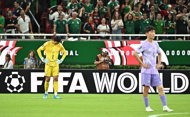 한국 축구대표팀의 수문장 김승규가 19일 멕시코 사포판 과달라하라 스타디움에서 열린 2026 북중미 월드컵 조별리그 A조 2차전 멕시코와의 경기에서 실점 후 고개를 숙이며 아쉬워하고 있다. 사포판=최주연 기자