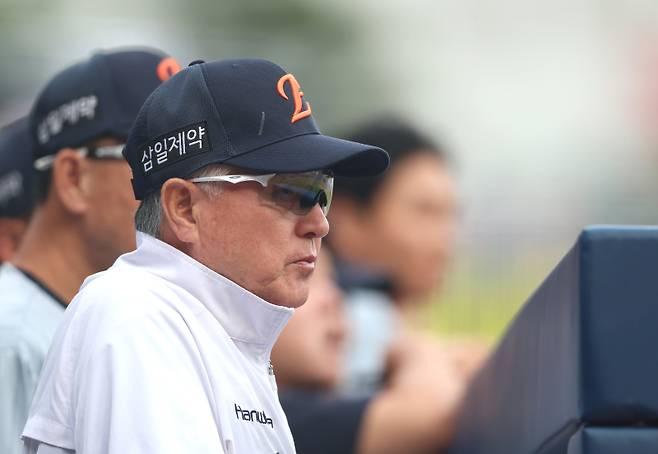 <yonhap photo-6337="">17일 경남 창원NC파크에서 열린 2026 KBO 프로야구 한화 이글스와 NC 다이노스의 경기. 1회 초 한화 이글스 김경문 감독이 경기를 지켜보고 있다. 2026.6.17 [연합뉴스]</yonhap>