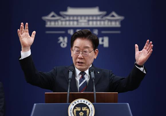 이재명 대통령이 19일 청와대 춘추관에서 열린 G7 참석·유럽 순방 결과 브리핑에서 취재진 질문에 답하고 있다. 2026.6.19 [사진=연합뉴스]