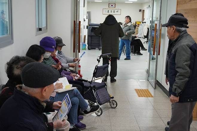 지난 2월 27일 오전 충남 청양군 청양읍 행정복지센터에서 주민들이 농어촌 기본소득을 신청하기 위해 대기하고 있다. 뉴스1