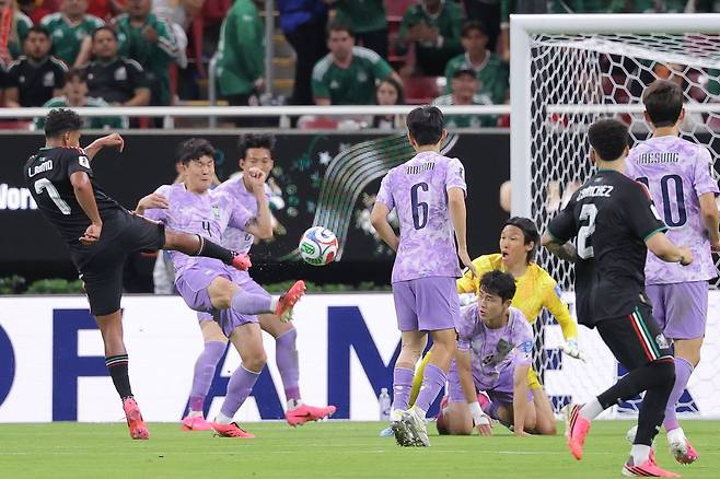멕시코에게 선제골을 허용하는 축구 대표팀. 연합뉴스