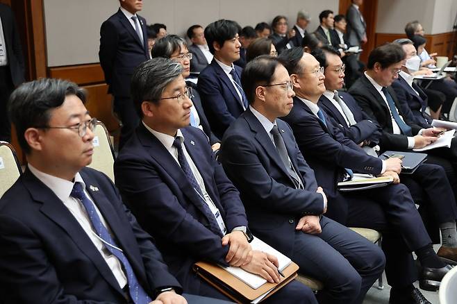 19일 청와대 춘추관에서 김용범 정책실장, 홍익표 정무수석, 이규연 홍보소통수석 등 참모진들이 이재명 대통령의 유럽·G7 순방 결과 브리핑을 듣고 있다. 뉴스1
