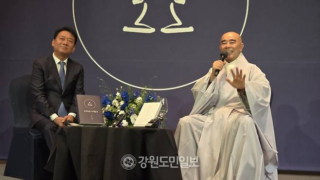 ▲ 퇴우 정념 스님의 신간 ‘퇴우 정념, 시대를 깨우다’와 ‘오대산 수행 일지’ 출판기념회가  19일 서울 앰배서더 풀만호텔에서 열렸다. 이날 이광재 국회의원과 문답을 주고받는 방식으로 진행된 북토크에서 정념스님이 발언하고 있다. 김진형 기자