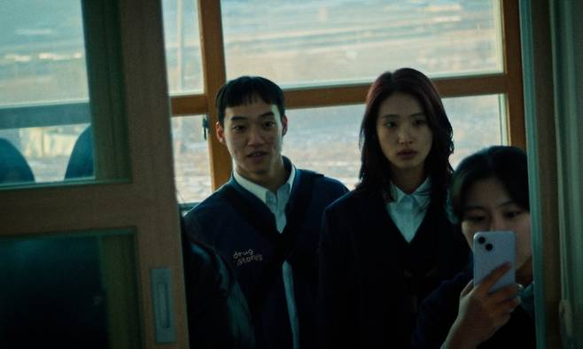 영화 <충충충>의 ‘용기’(주민형)와 ‘지숙’(백지혜)이 교실 문 너머를 바라보고 있다. 엣나인필름 제공