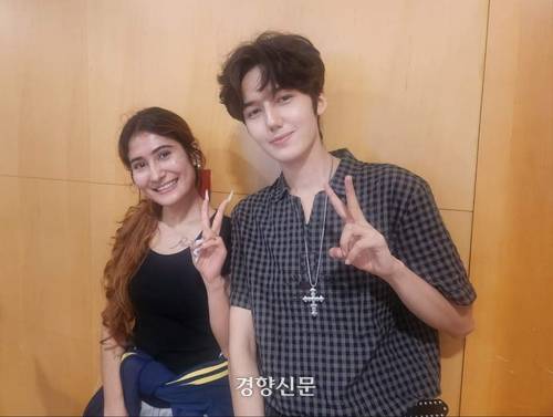 19일 베이징 포스코센터에서 한국 경기를 응원하러 온 나피사(오른쪽)와 아이불락. 베이징 |박은하 특파원