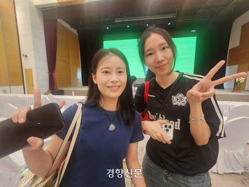 19일 베이징 포스코센터에서 한국 경기를 응원하러 온 양원쥐안(왼쪽)와 장니나. 베이징 |박은하 특파원