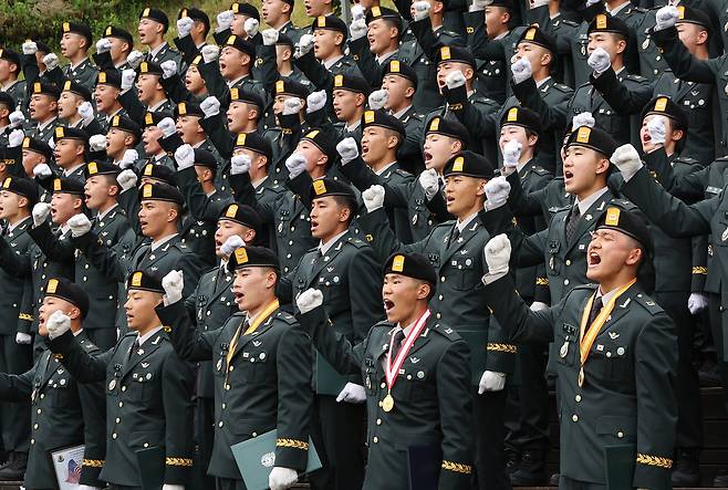지난달 28일 경기도 광주시 육군 특수전학교에서 열린 ‘특전부사관 263기 임관식’에서 신임 특전부사관들이 특전부대 신조를 제창하고 있다. 연합뉴스