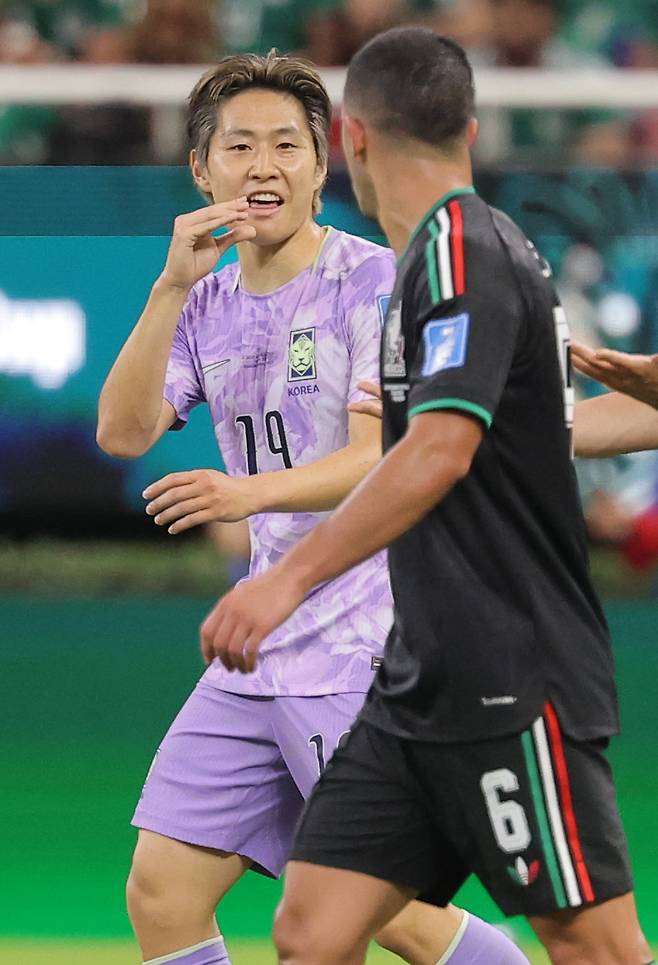 한국 축구대표팀 이강인이 19일 멕시코 과달라하라 스타디움에서 열린 2026 북중미 월드컵 조별리그 A조 멕시코와 경기에서 상대 선수와 신경전을 벌이고 있다.  과달라하라 | 연합뉴스