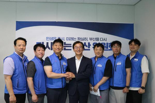 지난 15일 전재수(가운데) 부산시장 당선인이 부산공무원노동조합 관계자와 간담회를 연 후 기념촬영하는 모습. 부산공무원노동조합 제공