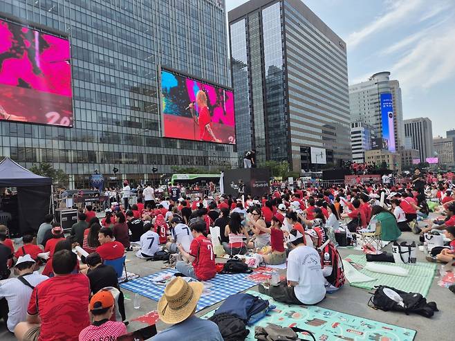 2026 북중미 월드컵 조별리그 2차전 멕시코전이 열리는 19일 오전 시민들이 서울 광화문광장에 모여 응원을 하고 있다. 장은현 기자