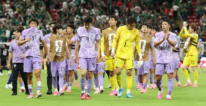 19일(한국시간) 멕시코 사포판 과달라하라 스타디움에서 열린 2026 북중미 월드컵 A조 2차전 한국과 멕시코의 경기에서 0-1로 패한 대표팀 선수들이 아쉬워하고 있다. 연합뉴스