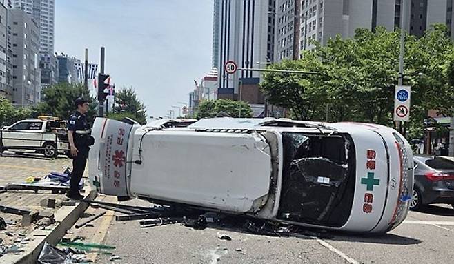 전도된 사설구급차 / 사진=인천소방본부 제공