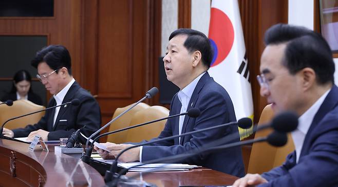 구윤철 부총리 겸 재정경제부 장관이 19일 서울 종로구 정부서울청사에서 열린 비상경제본부 회의 겸 경제ㆍ대외경제관계장관회의에서 발언하고 있다. [연합뉴스]