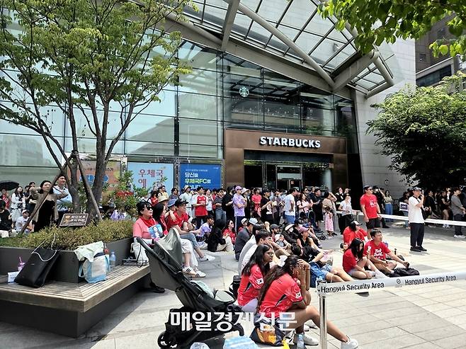 19일 서울 중구 신세계백화덤 본점 앞 신세계스퀘어 일대. 2026 북중미 월드컵 멕시코전 생중계를 관람하고 있는 시민들. 스타벅스 서울중앙우체국점 2층 명당에서도 경기를 관람하고 있는 모습. 외국인 관광객도 섞여 한국을 응원하고 있다. [김혜진 기자]
