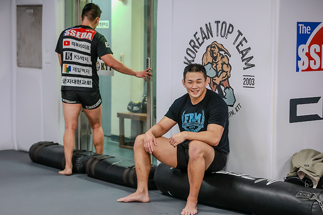 대한민국 UFC 17호 파이터 정다운이 2026년 4월 서울특별시 합정동 Korean Top Team 본관에서 훈련 중 잠시 쉬고 있다. 사진=이교덕 격투기 전문기자 제공