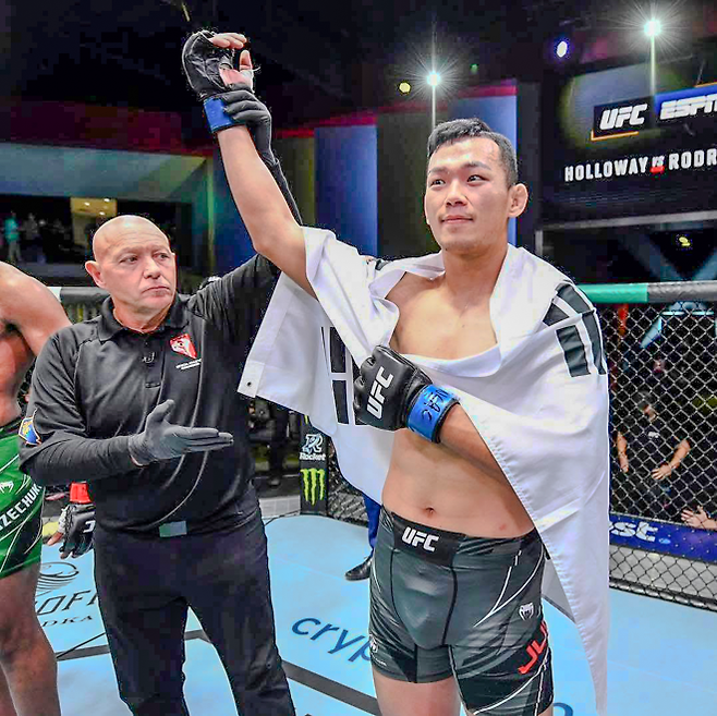 정다운이 2021년 11월 미국 네바다주 엔터프라이즈 메타 에이펙스에서 UFC 4승째를 거두고 있다. 훗날 UFC 라이트헤비급 공식랭킹 15위 및 UFC 헤비급 공식랭킹 14위까지 올라가는 케네디 은제추쿠를 3분 4초 만에 KO 시켰다. 사진=TKO