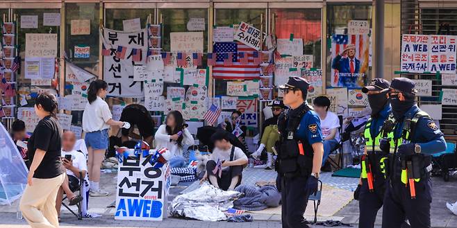 지난 18일  제9회 전국동시지방선거 투표용지 부족 사태를 규탄하는 개표소 봉쇄 시위가 계속된 서울 송파구 올림픽공원 핸드볼경기장 앞에서 경찰들이 이동하고 있는 모습./사진=뉴스1.