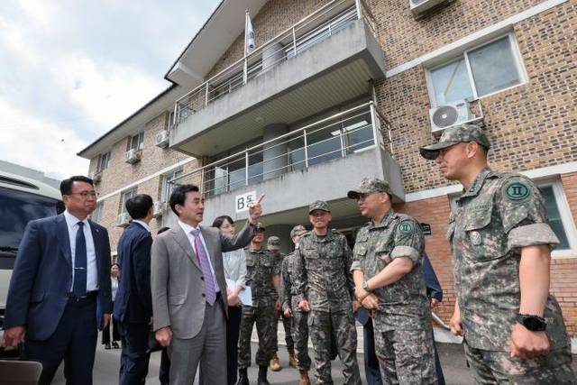 안규백 국방부 장관이 지난 18일 육군15보병사단 간부숙소를 방문해 주거여건과 개선이 필요한 사항을 점검하고 있다. 국방일보 제공