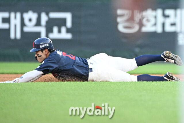 16일 인천 SSG랜더스필드에서 열린 '2026 신한 SOL KBO리그' 롯데 자이언츠와 SSG 랜더스 경기. 롯데 황성빈이 3회초 2사 1루에 도루를 성공하고 있다./한혁승 기자