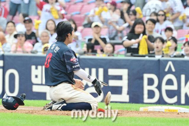 14일 오후 서울 잠실야구장에서 진행된 '2026 신한 SOL KBO 리그' 롯데 자이언츠 - LG 트윈스 경기. 롯데 황성빈이 5회초 2사 1루에서 박동원의 견제에 태그아웃 당하고 있다./곽경훈 기자