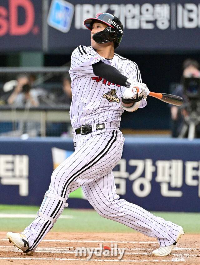 2026년 6월 9일 오후 서울 잠실구장에서 열린 '2026 신한 SOL KBO리그' SSG 랜더스와 LG 트윈스의 경기.LG 송찬의가 2회말 1사 1.2루서 파울 홈런을 치고 있다./마이데일리