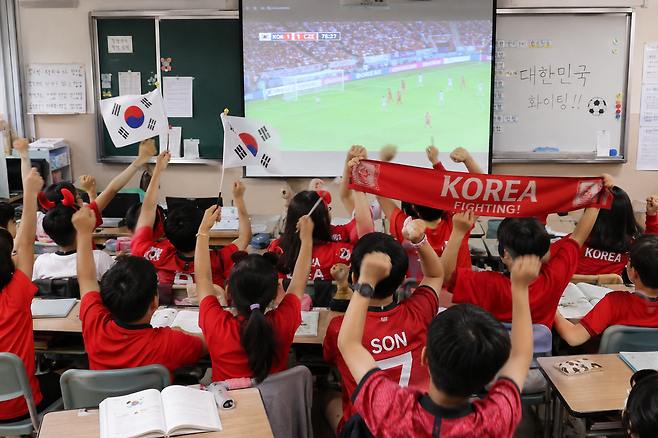 학교 교실에서 한국 축구대표팀을 응원하고 있는 아이들. [챗GPT로 제작]
