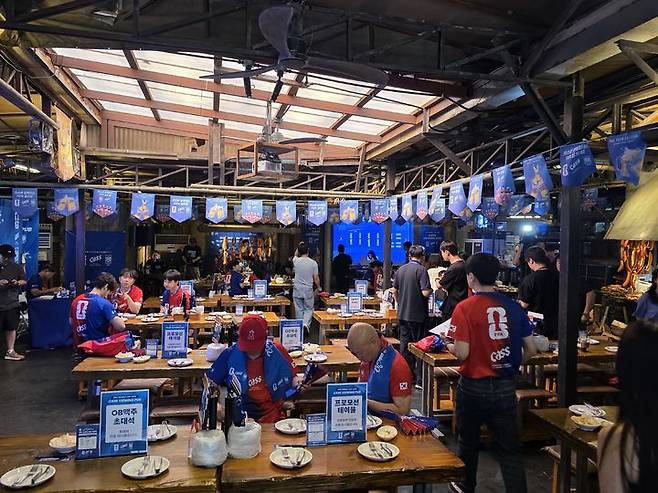 [서울=뉴시스] FIFA 월드컵 2026 공식 스폰서 카스가 대한민국 축구 국가대표팀의 멕시코전 경기에 맞춰 달맞이광장바베큐 성수점에서 '카스 뷰잉펍'을 운영한다. 2026.06.19. kimsy@newsis.com *재판매 및 DB 금지