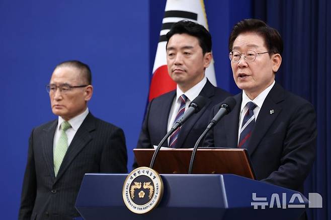 [서울=뉴시스] 고범준 기자 = 이재명 대통령이 19일 청와대 춘추관에서 유럽·G7 순방 결과 브리핑 후 취재진의 질문에 답변하고 있다. 2026.06.19. bjko@newsis.com