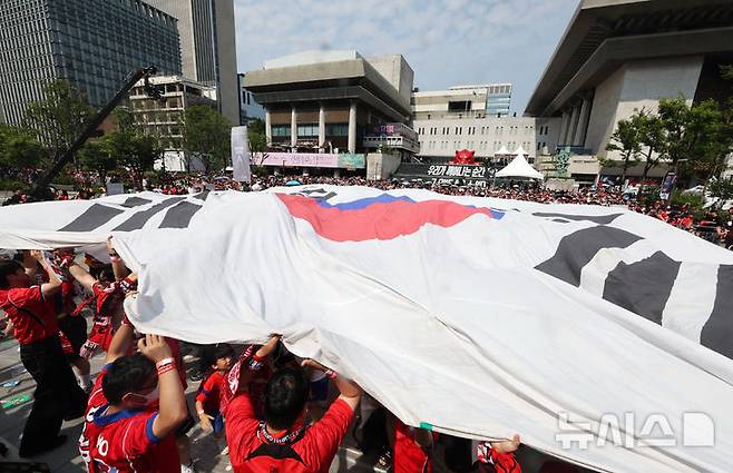 [서울=뉴시스] 배훈식 기자 = 2026 국제축구연맹(FIFA) 북중미 월드컵 조별리그 A조 2차전 대한민국과 멕시코의 경기가 열린 19일 오전 서울 종로구 광화문광장에서 시민들이 열띤 응원을 하고 있다. 2026.06.19. dahora83@newsis.com