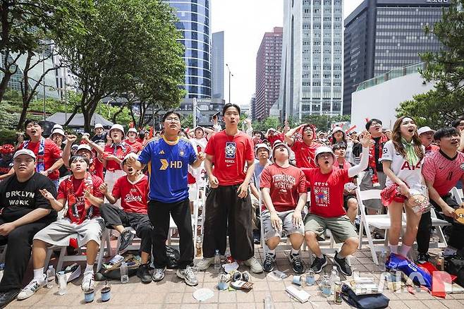 [서울=뉴시스] 정병혁 기자 = 2026 북중미 월드컵 조별리그 A조 2차전 대한민국과 멕시코의 경기가 열린 19일 서울 영등포구 한국투자증권 인근 도로에서 시민들이 응원을 하고 있다. 2026.06.19. jhope@newsis.com