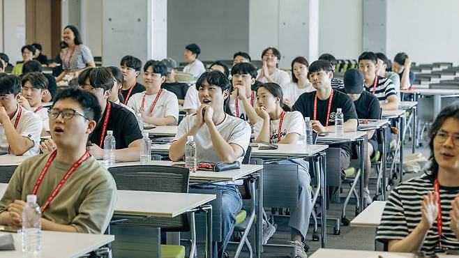 [서울=뉴시스]SK하이닉스는 이르면 내달께 석박사 과정 재학생을 위한 채용 설명회 '테크데이 2025' 행사를 연다. 지난해 서울대에서 열린 '테크데이 2025'에서 참가자들이 HR 세션을 경청하고 있다. (사진=SK하이닉스 뉴스룸 제공) photo@newsis.com  *재판매 및 DB 금지