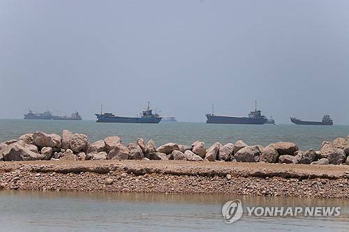 호르무즈 해협 인근 해역의 선박들 [로이터=연합뉴스 제공]
