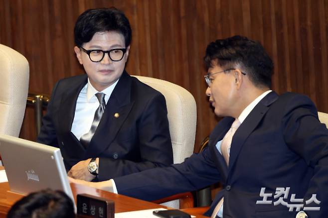 11일 서울 여의도 국회에서 열린 제436회국회(임시회) 제2차 본회의에서 무소속 한동훈 의원과 국민의힘 윤상현 의원이 대화를 하고 있다. 윤창원 기자
