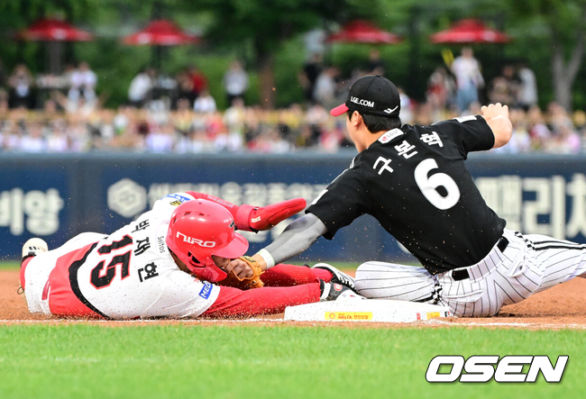 [OSEN=광주, 지형준 기자] 18일 광주-기아 챔피언스필드에서 2026 신한 SOL KBO리그 KIA 타이거즈와 LG 트윈스의 경기가 열렸다.KIA는 좌완 양현종, LG는 외인투수 톨허스트를 선발로 내세웠다.1회말 1사 1,2루에서 KIA 박재현이 견제에 걸려 LG 구본혁에 태그아웃 당하며 3루 도루에 실패햐고 있다. 2026.06.18 / jpnews@osen.co.kr