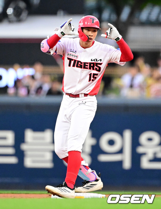 [OSEN=광주, 지형준 기자] 18일 광주-기아 챔피언스필드에서 2026 신한 SOL KBO리그 KIA 타이거즈와 LG 트윈스의 경기가 열렸다.KIA는 좌완 양현종, LG는 외인투수 톨허스트를 선발로 내세웠다.5회말 무사 2루에서 KIA 박재현이 중전 안타를 날리며 기뻐하고 있다. 2026.06.18 / jpnews@osen.co.kr