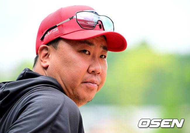 [OSEN=광주, 지형준 기자] 18일 광주-기아 챔피언스필드에서 2026 신한 SOL KBO리그 KIA 타이거즈와 LG 트윈스의 경기가 열렸다.KIA는 좌완 양현종, LG는 외인투수 톨허스트를 선발로 내세웠다.경기에 앞서 KIA 이범호 감독이 훈련을 지켜보고 있다. 2026.06.18&nbsp;/ jpnews@osen.co.kr