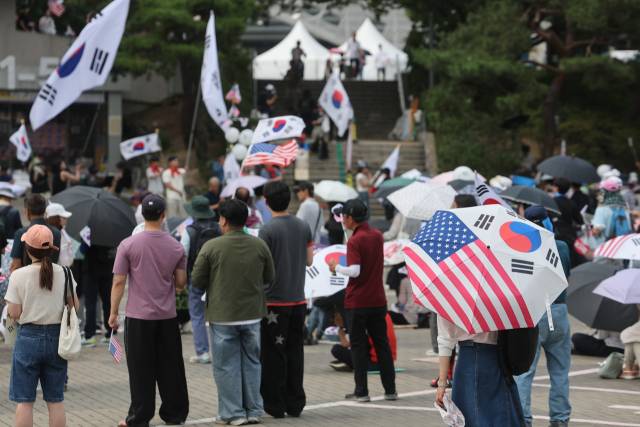 ▲6·3 지방선거 투표용지 부족 사태로 인한 '개표소 봉쇄 시위'가 계속되고 있는 19일 서울 송파구 올림픽공원 핸드볼경기장 출입문 앞에서 참가자들이 구호를 외치고 있다. ⓒ연합뉴스