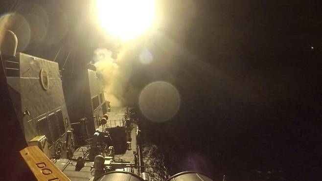 미 해군 이지스구축함에서 이란 내 표적을 향해 토마호크 순항미사일이 발사되고 있다. 로이터연합뉴스